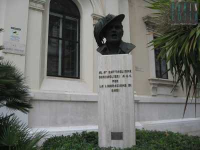 Accanto alla Camera di Commercio si nota una statua donata dai Bersaglieri di Bari alla citt�